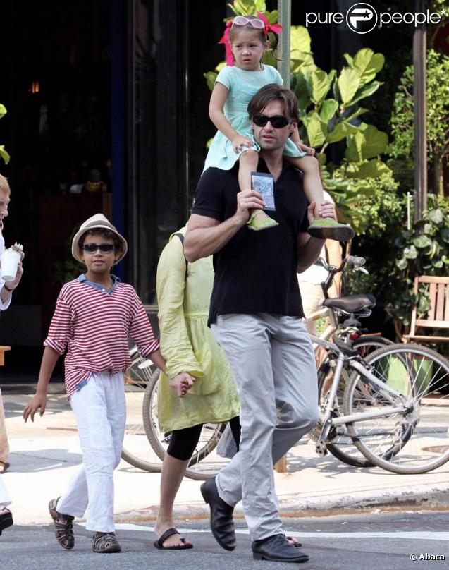 Hugh Jackman, en compagnie de sa femme Deborah, et de leurs enfants Oscar et Ava, à Manhattan, à New York, le 16 août 2009 !