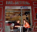 Ambroise Michel et Hélène Médigue devant le bar du Mistral  