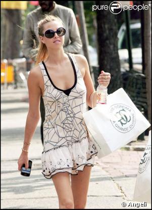 Whitney Port en pleine séance shopping dans les rues de New-York le 18 août 2009.