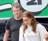 Ryan O'Neal et sa mystérieuse amie à Los Angeles en séance shopping le 9 juin à Los Angeles
