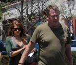 Ryan O'Neal faisant quelques courses à Los Angeles le 19 mai 2009, suivi par une mystérieuse femme...