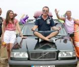 Claude Brasseur, Antoine Duléry, Mathilde Seigner, Fabien Onteniente, Franck Dubosc, Laurent Olmedo et Mylène Demongeot posent pour Camping 2