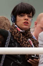 Lily Allen, trop mignonne, assiste à un match de cricket à Londres. Son boyfriend Sam Cooper est à ses côtés. 20/08/09