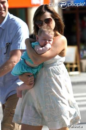 Alyson Hannigan, son époux Alexis Denisof et leur fille Satyana font du shopping à Los Angeles. 22/08/09