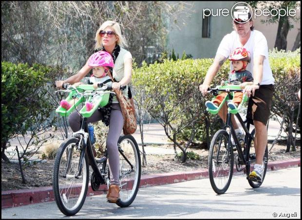 Tori Spelling, son mari Dean McDermott et leurs enfants Stella, 1 an, Liam, 2 ans et Jack, 11 ans font une balade à vélo. Août 2009