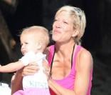 Tori Spelling, Dean McDermott et leurs enfants Liam et Stella profitent dune douce journée à la plage. Août 2009