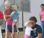 Tori Spelling, Dean McDermott et leurs enfants Liam et Stella profitent dune douce journée à la plage. Août 2009