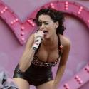 Katy Perry est vraiment très sexy... et elle adore les gestes "olé olé" en concert ! Quelle coquine...