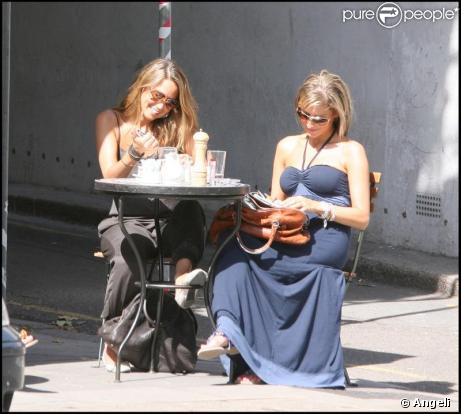Rachel Stevens, jeune mariée, déjeune avec une amie à Londres. 23/08/09