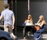 Rachel Stevens, jeune mariée, déjeune avec une amie à Londres. 23/08/09