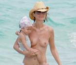 Laeticia Hallyday, Joy, Jade et Sylvie Vartan s'éclatent sur une plage de Saint-Barth. Août 2009