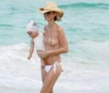 Laeticia Hallyday, Joy, Jade et Sylvie Vartan s'éclatent sur une plage de Saint-Barth. Août 2009