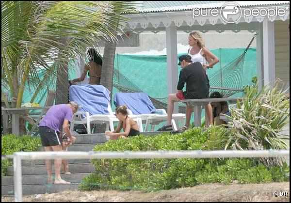 Johnny Hallyday, Jean-Claude Darmon (qui tient Joy) et Karin Rénier sur la terrasse d'une villa d'amis en vacances à St-Barth. Août 2009 
