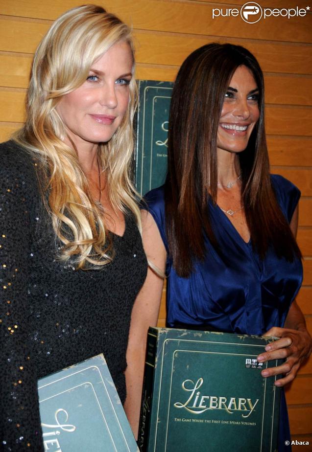 Les actrices Daryl Hannah et Hilary Shepard assurent la promo de leur jeu de société :  Liebrary,  à New-York, le 24 août 2009.