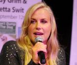 Les actrices Daryl Hannah et Hilary Shepard assurent la promo de leur jeu de société :  Liebrary,  à New-York, le 24 août 2009.