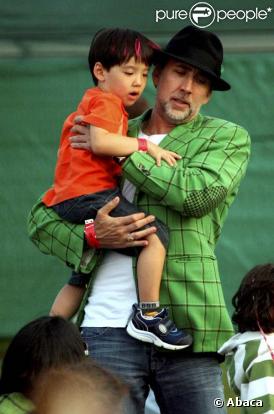 Nicolas Cage et son fils Kal-El prennent du bon temps au Glastonbury Extravaganza à Somerset en Angleterre