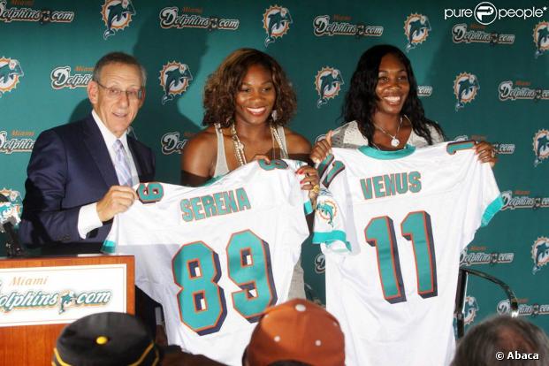 Venus et Serena Williams sont devenus actionnaires monoritaires de la franchise des Miami Dolphins, et ont été présentées le 25 août 2009