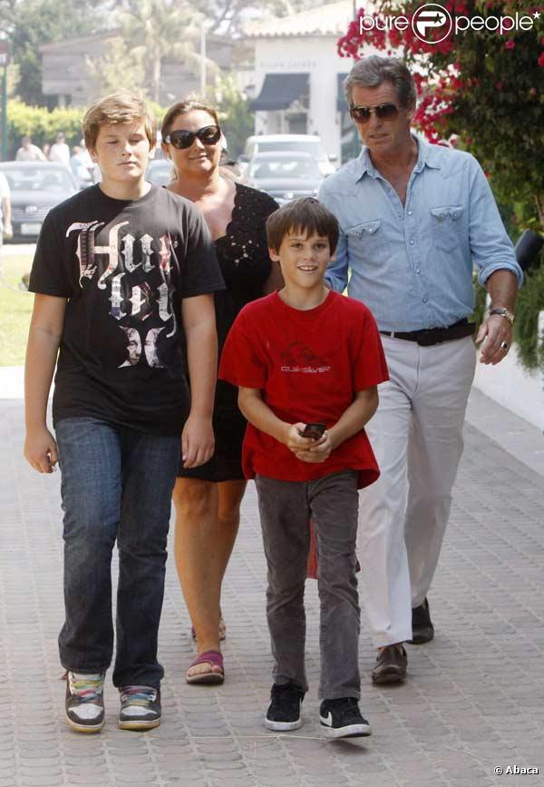 Pierce Brosnan et sa femme Keely Shaye Smith, et leur fils Paris Beckett, se détendent à Malibu