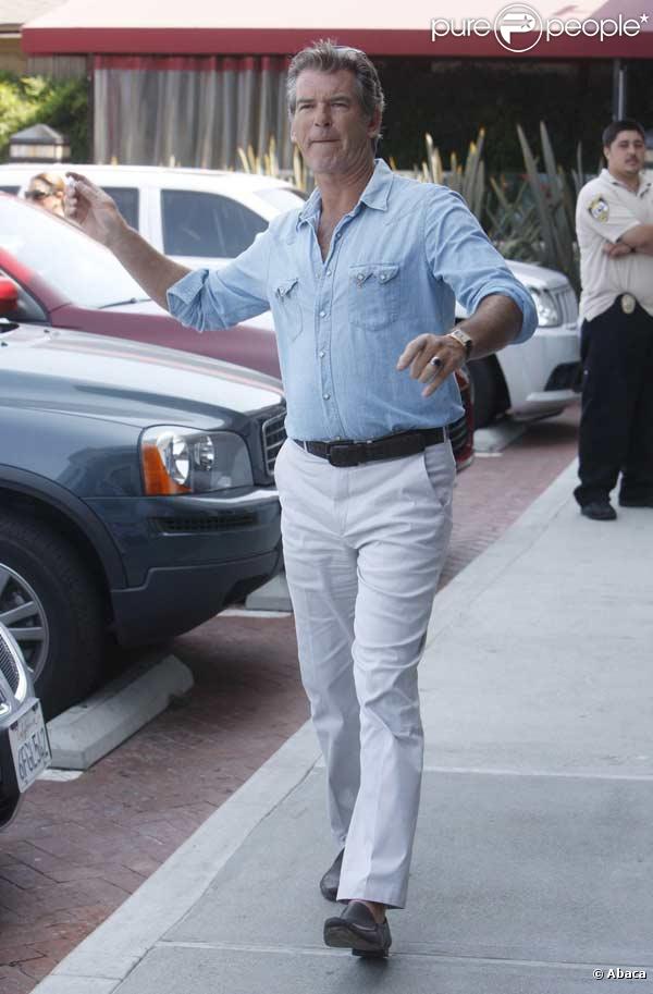 Pierce Brosnan et sa femme Keely Shaye Smith, et leur fils Paris Beckett, se détendent à Malibu