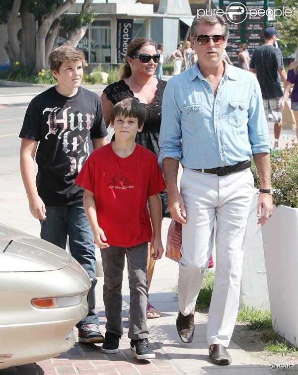 Pierce Brosnan et sa femme Keely Shaye Smith, et leur fils Paris Beckett, se détendent à Malibu