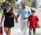 Pierce Brosnan et sa femme Keely Shaye Smith, et leur fils Paris Beckett, se détendent à Malibu