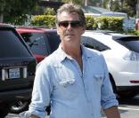 Pierce Brosnan et sa femme Keely Shaye Smith, et leur fils Paris Beckett, se détendent à Malibu
