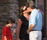 Pierce Brosnan et sa femme Keely Shaye Smith, et leur fils Paris Beckett, se détendent à Malibu