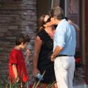 Le séduisant Pierce Brosnan et son épouse : balade en famille... et tendres baisers !