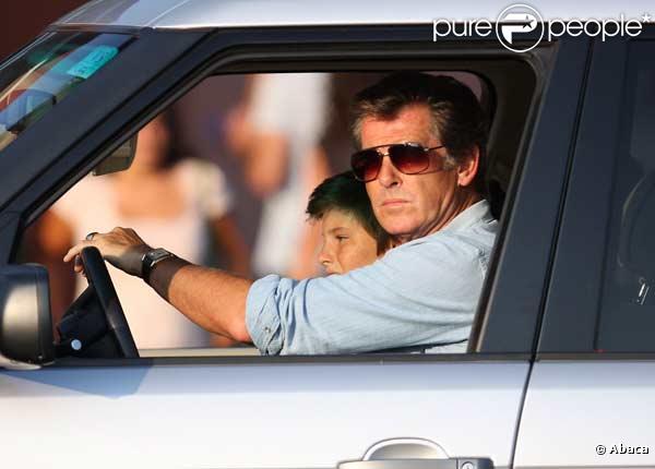 Pierce Brosnan et sa femme Keely Shaye Smith, et leur fils Paris Beckett, se détendent à Malibu