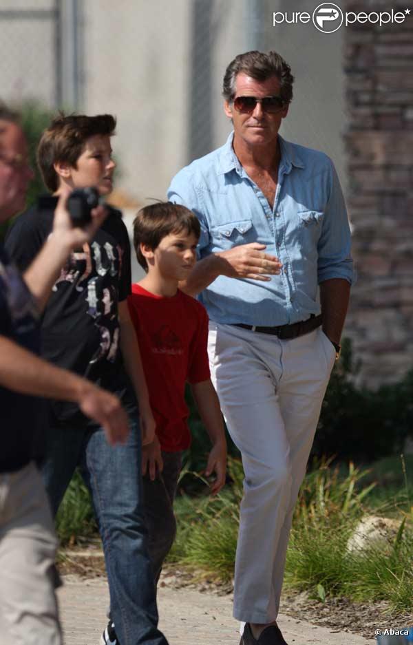 Pierce Brosnan et sa femme Keely Shaye Smith, et leur fils Paris Beckett, se détendent à Malibu
