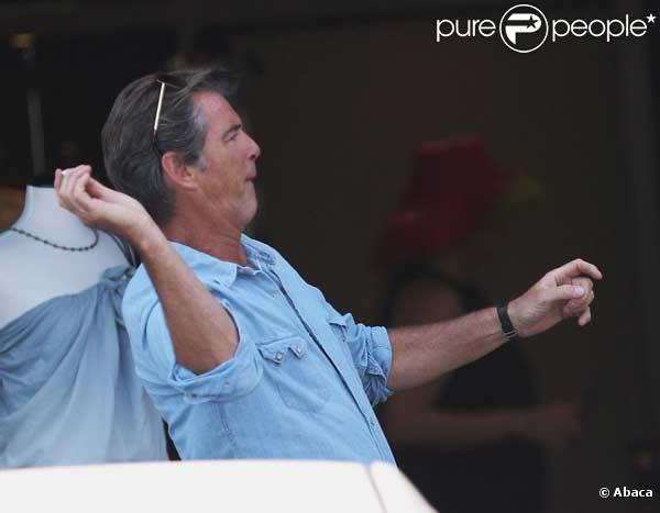 Pierce Brosnan et sa femme Keely Shaye Smith, et leur fils Paris Beckett, se détendent à Malibu