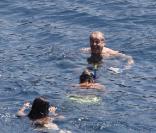 Jack Nicholson et son fils profitent de leurs vacances à Saint-Jean-Cap-Ferrat, dans le sud de la France, en compagnie de charmantes jeunes filles...