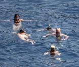 Jack Nicholson et son fils profitent de leurs vacances à Saint-Jean-Cap-Ferrat, dans le sud de la France, en compagnie de charmantes jeunes filles...
