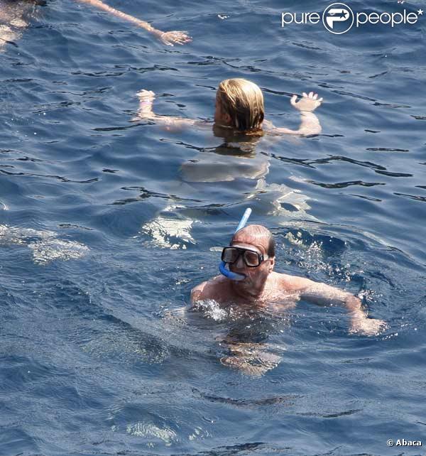 Jack Nicholson et son fils profitent de leurs vacances à Saint-Jean-Cap-Ferrat, dans le sud de la France, en compagnie de charmantes jeunes filles...