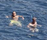Jack Nicholson et son fils profitent de leurs vacances à Saint-Jean-Cap-Ferrat, dans le sud de la France, en compagnie de charmantes jeunes filles...