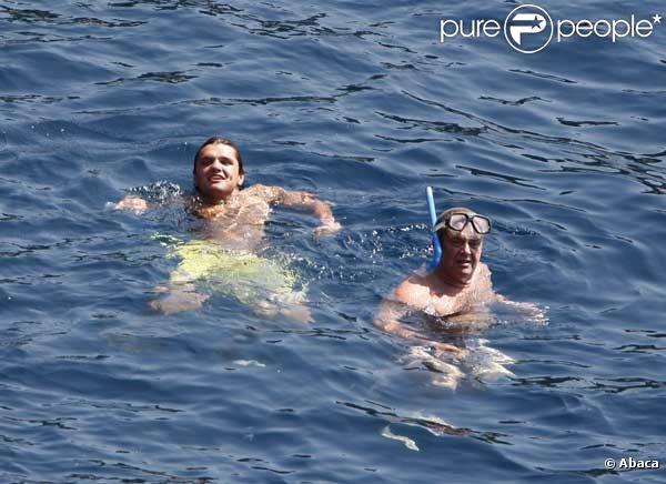 Jack Nicholson et son fils profitent de leurs vacances à Saint-Jean-Cap-Ferrat, dans le sud de la France, en compagnie de charmantes jeunes filles...