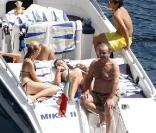 Jack Nicholson et son fils profitent de leurs vacances à Saint-Jean-Cap-Ferrat, dans le sud de la France, en compagnie de charmantes jeunes filles...