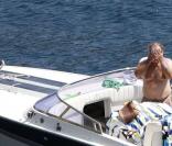 Jack Nicholson et son fils profitent de leurs vacances à Saint-Jean-Cap-Ferrat, dans le sud de la France, en compagnie de charmantes jeunes filles...
