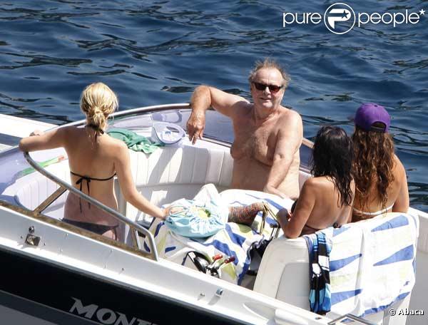 Jack Nicholson et son fils profitent de leurs vacances à Saint-Jean-Cap-Ferrat, dans le sud de la France, en compagnie de charmantes jeunes filles...