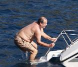 Jack Nicholson et son fils profitent de leurs vacances à Saint-Jean-Cap-Ferrat, dans le sud de la France, en compagnie de charmantes jeunes filles...