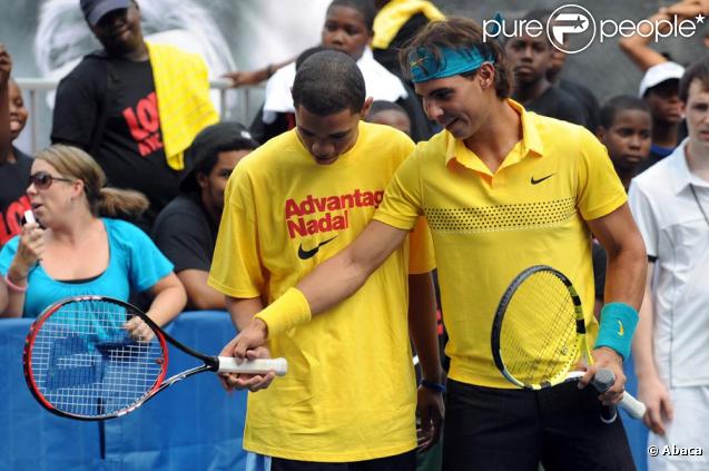 Bryant Park, New York, le 26 août 2009 : Rafael Nadal participe à l'US Open Experience avec de jeunes joueurs des environs