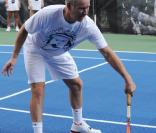 Bryant Park, New York, le 26 août 2009 : John McEnroe participe à l'US Open Experience avec de jeunes joueurs des environs