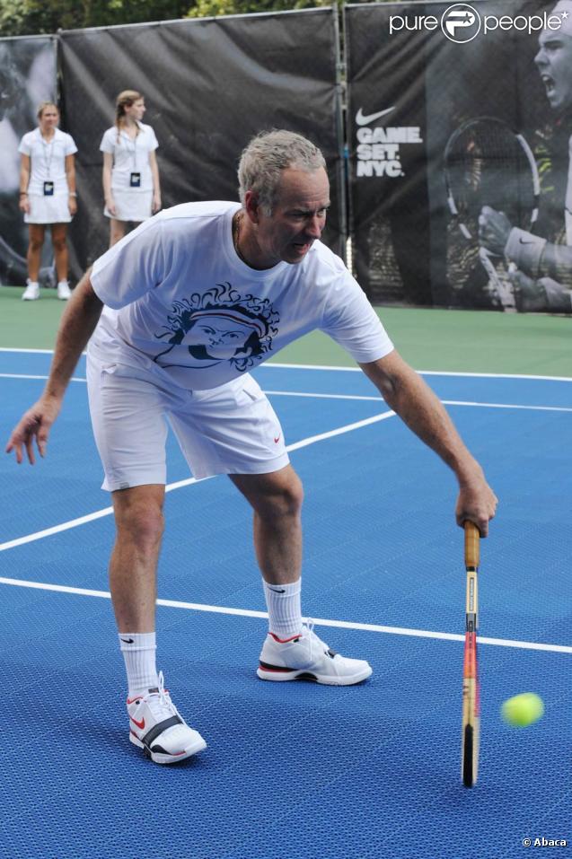 Bryant Park, New York, le 26 août 2009 : John McEnroe participe à l'US Open Experience avec de jeunes joueurs des environs