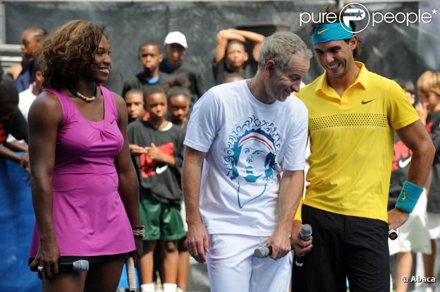 Bryant Park, New York, le 26 août 2009 : Serena Williams, John McEnroe et Rafael Nadal participent à l'US Open Experience avec de jeunes joueurs des environs