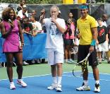 Bryant Park, New York, le 26 août 2009 : Serena Williams, John McEnroe et Rafael Nadal participent à l\'US Open Experience avec de jeunes joueurs des environs