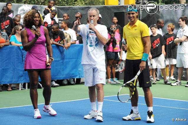 Bryant Park, New York, le 26 août 2009 : Serena Williams, John McEnroe et Rafael Nadal participent à l'US Open Experience avec de jeunes joueurs des environs