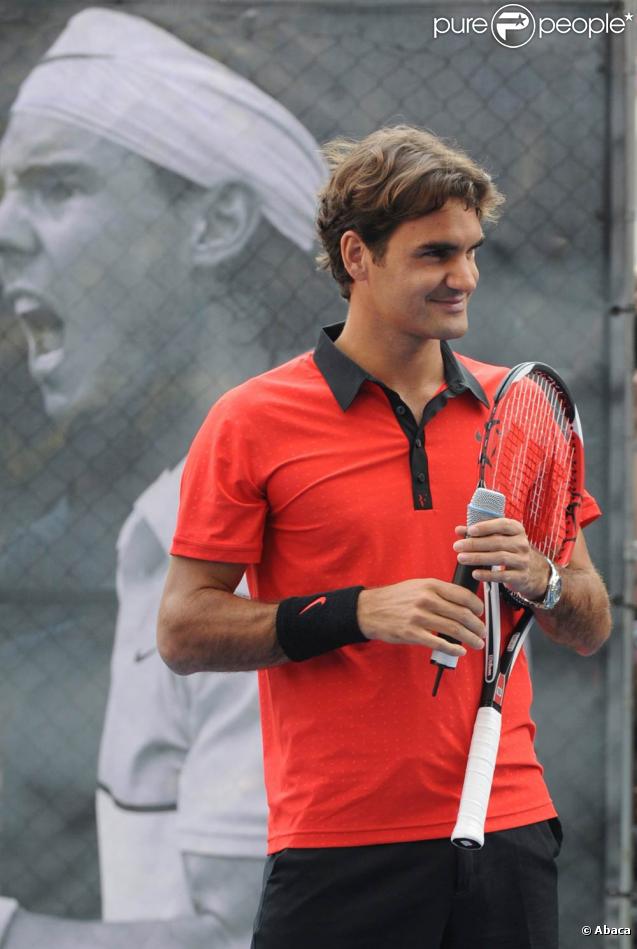 Bryant Park, New York, le 26 août 2009 : Roger Federer participe à l'US Open Experience avec de jeunes joueurs des environs