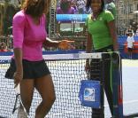 Bryant Park, New York, le 26 août 2009 : Venus et Serena Williams participent à l'US Open Experience avec de jeunes joueurs des environs