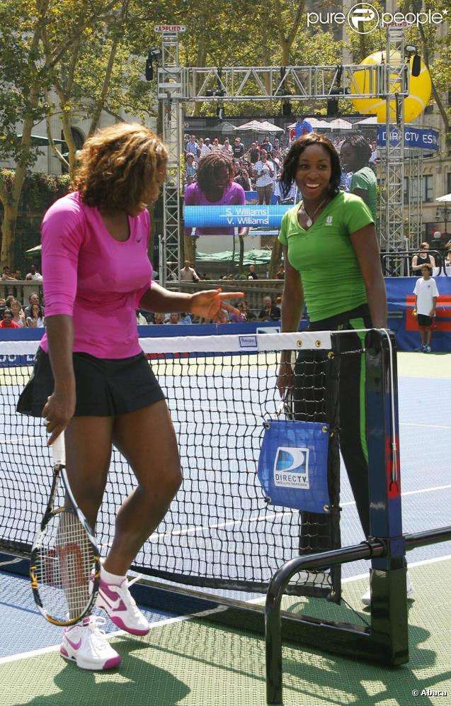 Bryant Park, New York, le 26 août 2009 : Venus et Serena Williams participent à l'US Open Experience avec de jeunes joueurs des environs