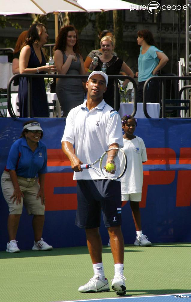Bryant Park, New York, le 26 août 2009 : James Blake participe à l'US Open Experience avec de jeunes joueurs des environs